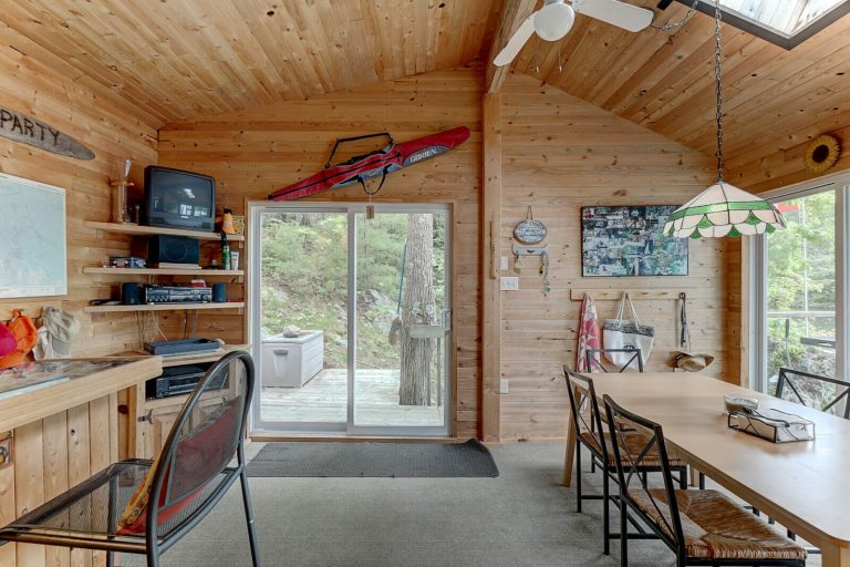 patio-doors-off-of-dining-area